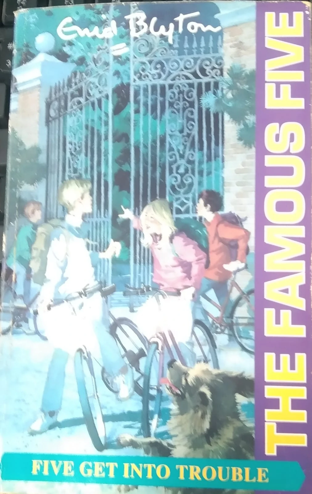 Famous Five: 8: Five Get Into Trouble